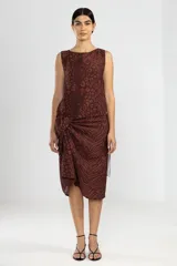 Pareo marrón con estampado animal print de leopardo y cebra.