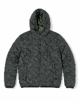 Campera de nylon matelaseada color azul marino, con capucha integrada, cierre frontal y diseño de costuras en zigzag. Cuenta con un ajuste regular y es una prenda liviana con aislación térmica.