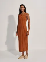 Vestido midi de punto color marrón, sin mangas y con cuello redondo.