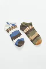 Pack de dos pares de soquetes con diseño estampado de estilo tribal y geométrico. Un par presenta tonos azules, blancos y marrones, mientras que el otro combina tonos verdes, marrones y beige.