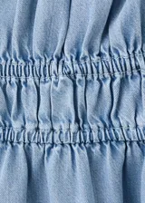 Vestido midi de denim suave en color celeste, con tirantes finos, escote cuadrado fruncido y silueta evasé.