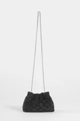Cartera de fiesta color negro, completamente bordada con mostacillas brillantes, con correa fina de cadena metálica plateada y cierre fruncido.