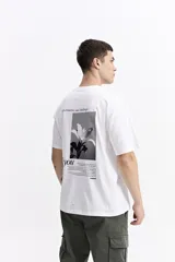 Remera de manga corta, escote redondo y fit regular, color negro, con un pequeño estampado blanco en el pecho.