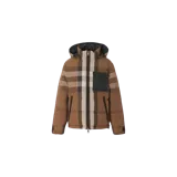 Campera puffer reversible Burberry con diseño de cuadros icónicos en tonos marrón, negro y blanco, capucha ajustable, cierre frontal y bolsillos laterales con cierre.