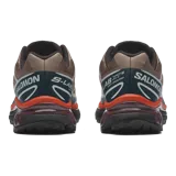 Championes Salomon XT-6, calzado de trail running adaptado para uso urbano. Diseño en color negro, gris, rojo y blanco, con sistema de cordones de ajuste rápido Quicklace y suela de gran tracción.