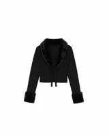 Top de manga larga color negro, con cuello y puños de piel sintética. Presenta un cierre frontal con lazo ajustable.