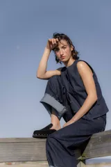 Zueco negro de cuero gamuza con plataforma forrada y tachas plateadas.