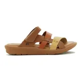 Sandalias de cuero color suela y marrón, con diseño de tres tiras cruzadas en el empeine y tira ajustable con velcro en el talón. Cuenta con suela plana y cómoda.