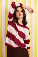 Sweater ligero de punto bicolor a rayas horizontales blancas y negras, con diseño holgado, mangas largas y detalles de costuras en zigzag a contratono.