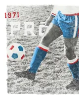 Short de jogging celeste con cintura elástica y cordón blanco. Tiene una franja vertical blanca y roja en los laterales.