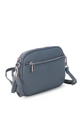 Bandolera pequeña de diseño rectangular en color beige, confeccionada en cuero sintético. Presenta una correa larga ajustable del mismo material y cierre superior con cremallera. Incluye el logo de la marca grabado en la parte frontal.