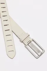 Cinturón de cuero de ancho medio color beige, con hebilla rectangular metálica envejecida y detalles de calados verticales a lo largo de toda la tira.
