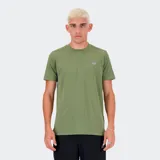 Remera deportiva New Balance de manga corta y cuello redondo, color verde oliva, con logo reflectante en el pecho.