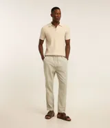 Pantalón masculino relaxed fit confeccionado en oxford de algodón, color beige, con trabillas en la cintura y cordón ajustable con lazo. Cuenta con bolsillos delanteros y traseros.