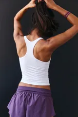 Musculosa blanca de punto liso y elástico, con escote cuadrado y breteles anchos.