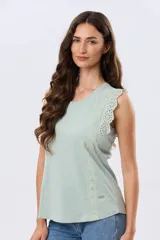 Musculosa de algodón color azul con detalles de broderie calado en los hombros, de cuello redondo y corte clásico.
