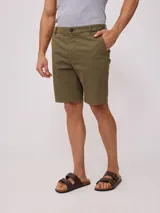 Bermuda color verde oliva, de corte recto y largo a la rodilla. Confeccionada en tejido de algodón y elastano.