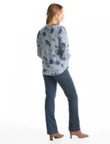 Buzo de tejido soft con estampado floral en tonos azules, cuello redondo y mangas largas con puños fruncidos.