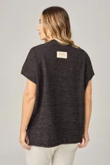 Remeron de tejido de punto con destellos de lurex, color negro, con cuello en V y mangas cortas.