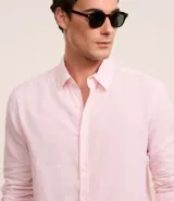 Camisa de manga larga Marfinno con cuello camisero y cierre frontal de botones. Confeccionada en tejido plano de lino y algodón.