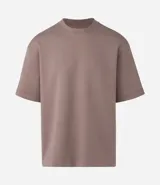 Remera de corte oversize confeccionada en tejido de algodón y poliéster, con cuello redondo, manga corta y sisa desplazada. Diseño liso sin estampas.