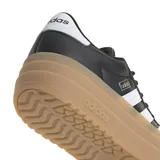 Championes urbanos Adidas modelo VL Court Bold, color negro con las icónicas tres rayas laterales en blanco y suela de plataforma en tono caramelo. Presentan un diseño de corte bajo con cordones y detalles de marca en la lengüeta y el lateral.