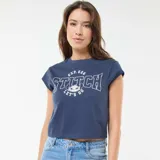 Camiseta de algodón color azul marino con diseño estampado frontal de Stitch y texto alusivo. Presenta cuello redondo y mangas cortas con dobladillo.