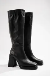 Botas de cuero negro, caña alta, taco cuadrado de 10 cm y plataforma de 2 cm.