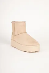 Bota corta color beige de gamuza sintética con plataforma y forro interior de piel sintética.