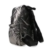 Mochila urbana Miss Carol modelo Tacna, color negro, con diseño capitoneado y acabado brillante. Cuenta con un bolsillo frontal y placa metálica con logo de la marca.
