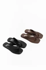 Ojotas de cuero con tiras anchas, punta cuadrada y suela baja.