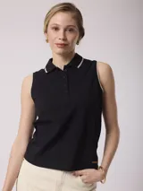 Remera negra sin mangas con cuello polo y tapeta con botones.