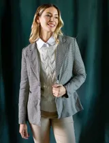 Blazer con estampado de pata de gallo en blanco y negro, marca Tahari. Tiene cuello con solapa, abertura central con botones, bolsillos delanteros y forro a tono.