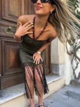 Top tejido sin mangas, con escote strapless y detalle de flecos en el ruedo.