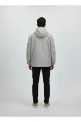 Campera negra con capucha ajustable, cierre frontal oculto y puños elásticos.