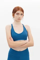 Top deportivo azul con textura acanalada y tirantes anchos.