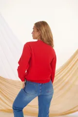 Sweater azul de punto con cuello redondo y mangas largas.