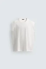 Camiseta tank gris con efecto lavado, de corte relajado, cuello redondo y manga raglán sisa.