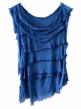 Musculosa azul marino con diseño de múltiples capas en cascada y bordes deshilachados.
