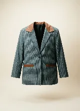 Blazer de paño de lana con diseño de pata de gallo en tonos gris y negro. Presenta cuello y detalles en los bolsillos de cuero color suela, con un corte relajado y cierre frontal de botones.