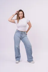 Jean wide leg tiro alto, color celeste claro, con corte recto y amplio.