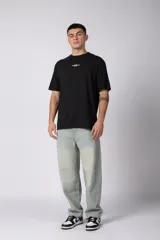 Remera negra de corte regular, manga corta y cuello redondo, con pequeño estampado frontal centrado con el texto 'VCP COLLECTION' y diseño de cerezas.