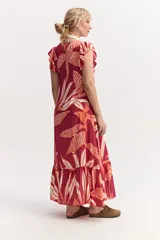 Vestido largo con estampado en tonos marrón y crudo, escote en V y mangas cortas con volados.