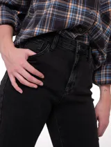 Jeans skinny negros de tiro medio, confeccionados en denim elastizado, con diseño clásico de cinco bolsillos y cierre frontal con cremallera.