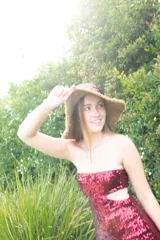 Vestido corto negro con diseño cut-out en la cintura, estilo strapless y ruedo decorado con flecos largos.