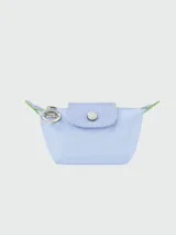 Monedero Longchamp de la línea Le Pliage Green, color violeta, con cierre de broche a presión y detalles en cuero tono sobre tono.