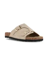 Sandalias planas color taupe, con diseño de dos tiras anchas ajustables mediante hebillas metálicas doradas. Cuenta con suela de corcho y base de goma negra con relieve.