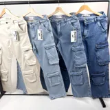 Pantalón jean azul de corte amplio con bolsillos cargo en los laterales.
