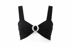 Top corto negro con breteles anchos y detalle de argolla metálica plateada fruncida en el centro del escote.