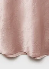 Falda midi de tiro medio, confeccionada en tejido satinado con efecto arrugado y cintura elástica.